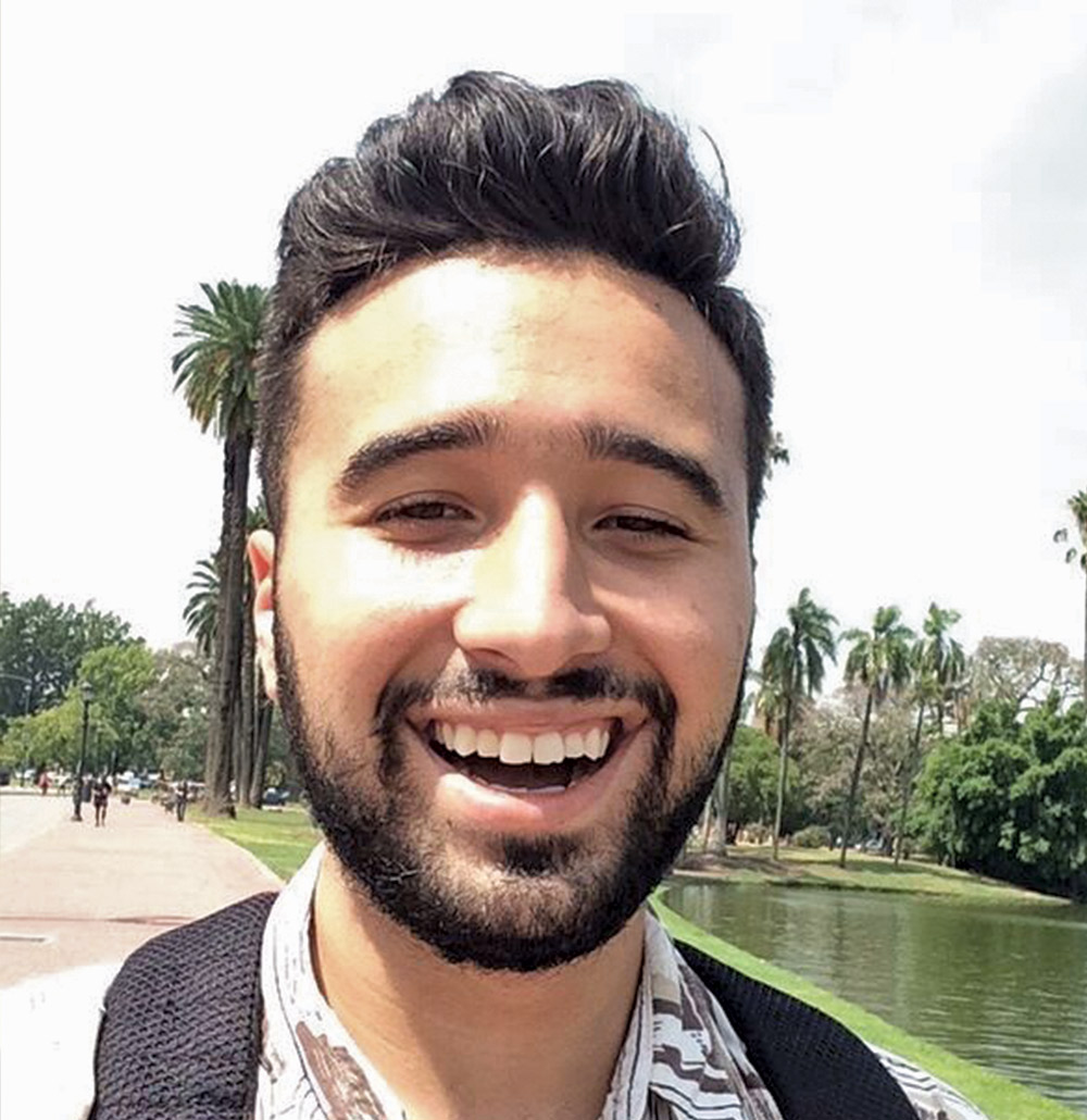 Headshot of Ryan Arazi, smiling with palm trees in the background.