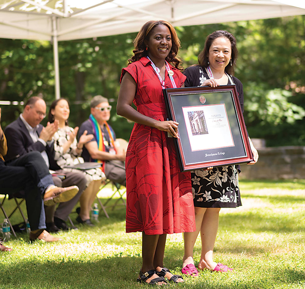 Alumni Council President Ayanna Johnson '09 (left) presents Deborah How '89 (right) with the Joseph Shane Award.