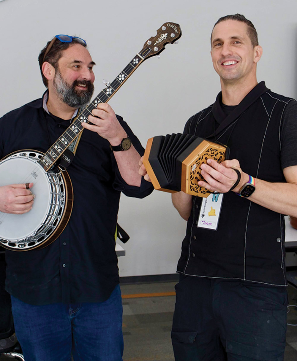 Ben Vigoda ’95 (left) plays a banjo while Dom Sagolla ’96 plays an accordion.