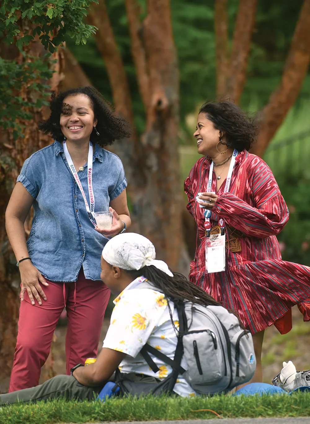 Alumnae enjoy beverages outside on a windy day