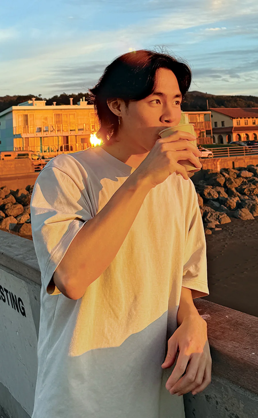 Moe Htet Kyaw ’23 outside enjoying a sunset