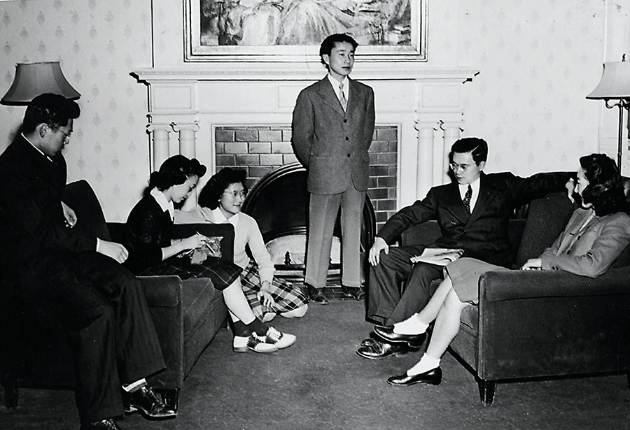 1944 gathering of Japanese American Swarthmore students.