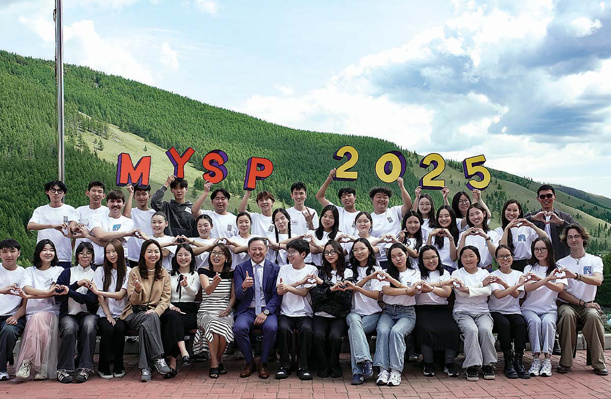 A group of people hold up the letters and numbers MYSP 2025.